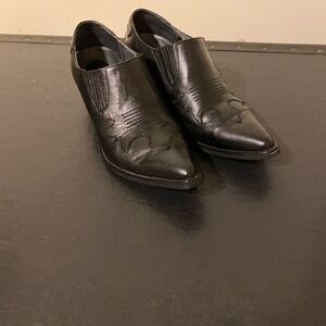 Ariat Women’s 7B Black Leather Western Cowgirl Style Ankle Booties/Shooties